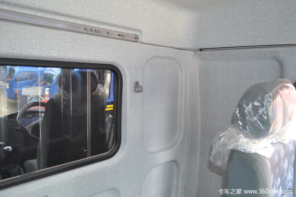 东风柳汽 乘龙中卡 180马力 4X2 厢式排半载货车(LZ5162XXYRAPA)驾驶室图（40/45）