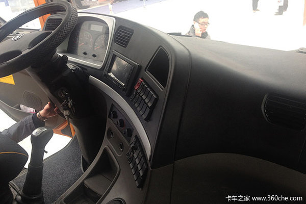 陕汽 德龙M3000 290马力 8X4 自卸车(SX3315HR366)驾驶室图