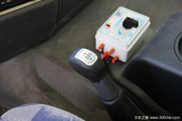 陕汽 德龙F3000重卡 336马力 6X4 自卸车(U型斗新型渣土车)(SX3256DR3841)驾驶室图（42/58）