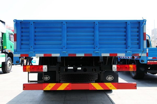 青岛解放 龙V中卡 160马力 4X2 排半栏板载货车(CA1168PK2L2E4A80)外观图（7/76）