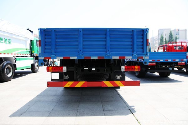青岛解放 龙V中卡 160马力 4X2 排半栏板载货车(CA1168PK2L2E4A80)底盘图（8/57）