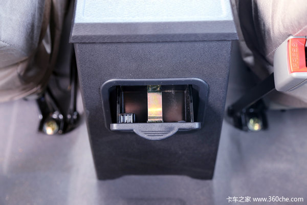 江铃 骐铃 2.2L汽油 标厢双排皮卡驾驶室图（7/14）