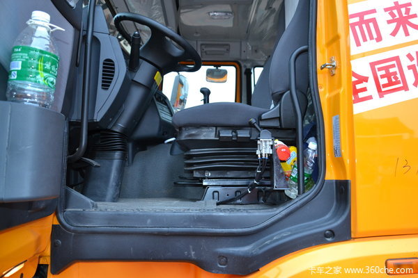 联合卡车U380 380马力 8X4 LNG自卸车(SQR3312N6T6)驾驶室图（6/39）