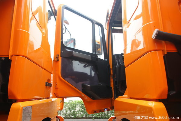 陕汽 德龙F3000重卡 336马力 6X4 自卸车(SX3256DR3841)驾驶室图