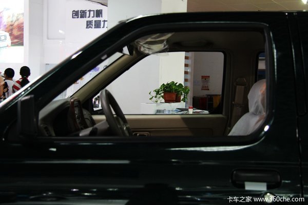 2013款郑州日产 D22 豪华型 2.4L汽油 四驱 双排皮卡外观图（16/30）