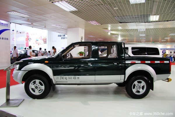 2013款郑州日产 D22 豪华型 2.4L汽油 四驱 双排皮卡外观图（3/30）