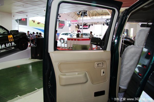 2013款郑州日产 D22 豪华型 2.4L汽油 四驱 双排皮卡驾驶室图（36/44）