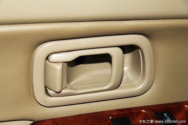 2013款郑州日产 D22 豪华型 2.4L汽油 四驱 双排皮卡驾驶室图（33/44）