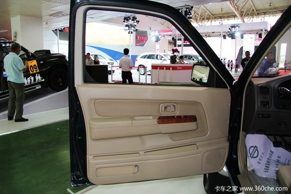 2013款郑州日产 D22 豪华型 2.4L汽油 四驱 双排皮卡驾驶室图（29/44）