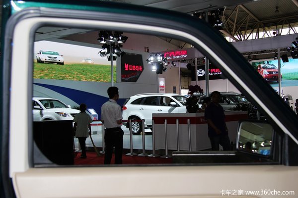 2013款郑州日产 D22 豪华型 2.4L汽油 四驱 双排皮卡驾驶室图（27/44）