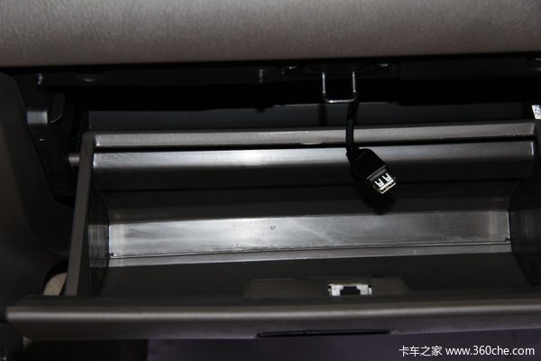 2013款郑州日产 D22 豪华型 2.4L汽油 四驱 双排皮卡驾驶室图（26/44）