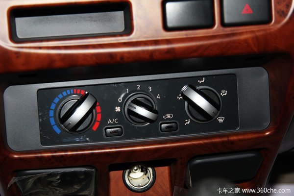2013款郑州日产 D22 豪华型 2.4L汽油 四驱 双排皮卡驾驶室图（24/44）
