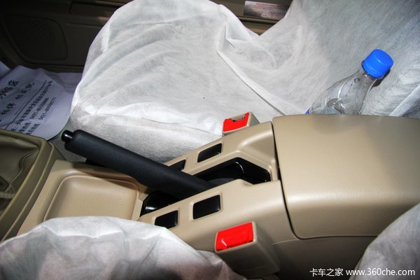 2013款郑州日产 D22 豪华型 2.4L汽油 四驱 双排皮卡驾驶室图（15/44）
