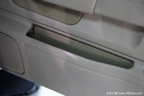 2013款郑州日产 D22 豪华型 2.4L汽油 四驱 双排皮卡驾驶室图（8/44）
