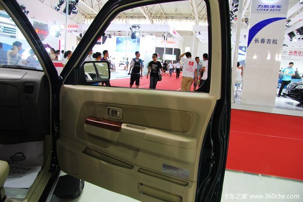 2013款郑州日产 D22 豪华型 2.4L汽油 四驱 双排皮卡驾驶室图（4/44）