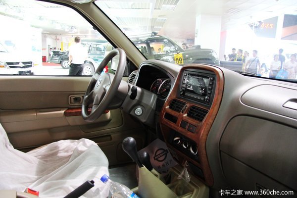 2013款郑州日产 D22 豪华型 2.4L汽油 四驱 双排皮卡驾驶室图（2/44）