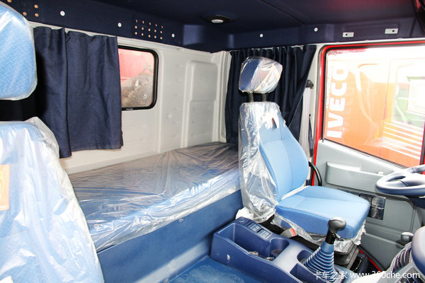 红岩 杰狮重卡 350马力 6X4 自卸车(CQ3255HTG384)驾驶室图（22/39）