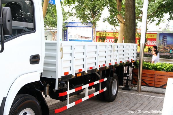 南京依维柯 上骏X501-38 141马力 4X2 5.105米 5档单排栏板载货车(NJ1050DDJT)外观图（5/23）