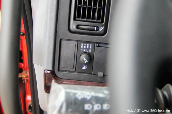 中国重汽 HOWO重卡 380马力 8X4 自卸车(ZZ3317N4267D1)驾驶室图（39/53）