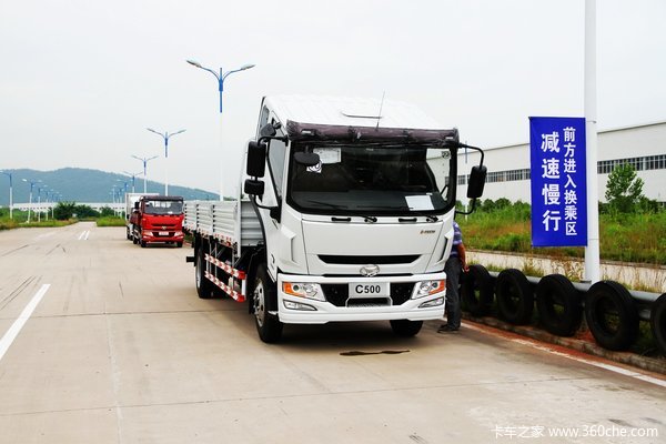 南京依维柯 超越C500系列中卡 140马力 4X2 栏板载货车外观图（15/17）