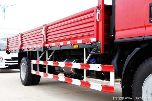 南京依维柯 超越C500系列中卡 140马力 4X2 栏板载货车外观图（13/17）