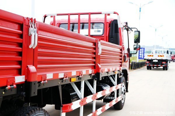 南京依维柯 超越C500系列中卡 140马力 4X2 栏板载货车上装图（1/2）