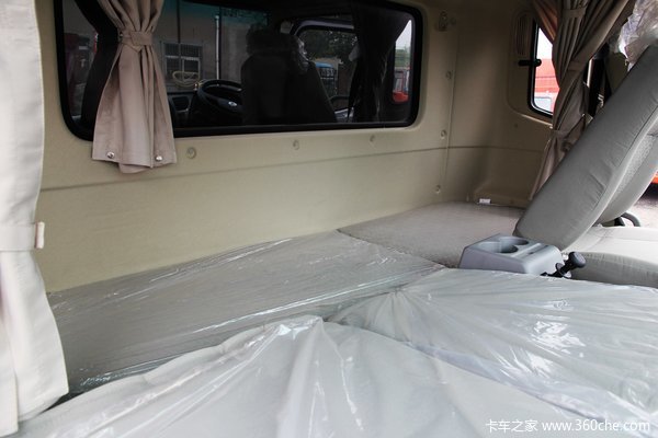 东风 天锦中卡 210马力 4X2 厢式载货车(DFL5140XXYB4)驾驶室图（38/48）