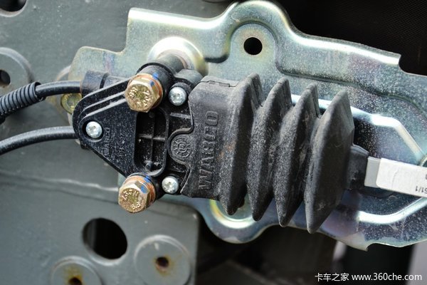 中国重汽 HOWO重卡 380马力 10X4 清障车底盘(ZZ5507N31B7D1)外观图（54/56）