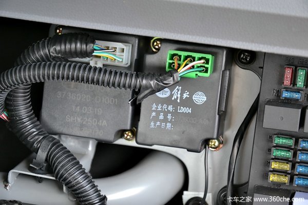 青岛解放 龙V中卡 180马力 4X2 排半栏板载货车(CA5167CCYPK2L2E4A80-1)驾驶室图（37/42）