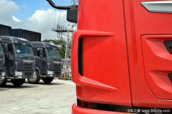 青岛解放 龙V中卡 220马力 6X2 排半厢式载货车(CA5250XXYPK2L7T3E4A80-3)外观图（14/48）