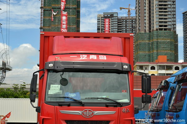 青岛解放 龙V中卡 220马力 6X2 排半厢式载货车(CA5250XXYPK2L7T3E4A80-3)外观图（9/48）