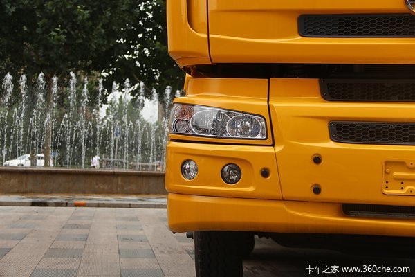 东风柳汽 霸龙重卡 245马力 6X2 排半厢式载货车(LZ1200M3CAT)外观图（13/20）