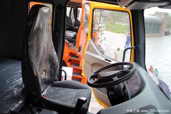 东风柳汽 霸龙重卡 245马力 6X2 排半厢式载货车(LZ1200M3CAT)驾驶室图（49/49）