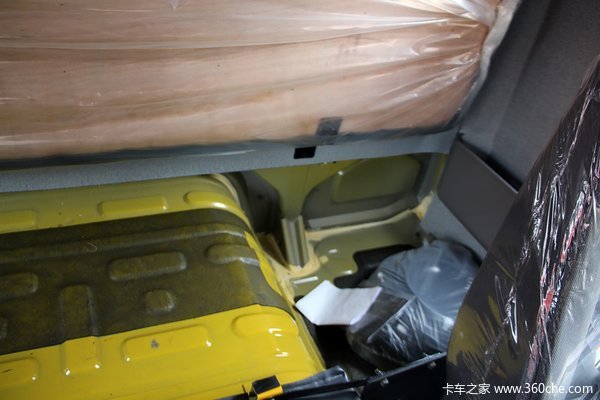 东风柳汽 霸龙重卡 245马力 6X2 排半厢式载货车(LZ1200M3CAT)驾驶室图（32/49）