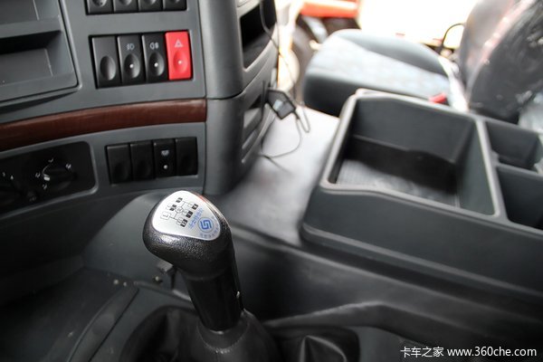 东风柳汽 霸龙重卡 245马力 6X2 排半厢式载货车(LZ1200M3CAT)驾驶室图（17/49）