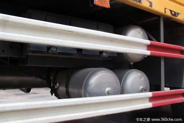 东风柳汽 霸龙重卡 245马力 6X2 排半厢式载货车(LZ1200M3CAT)底盘图（28/30）