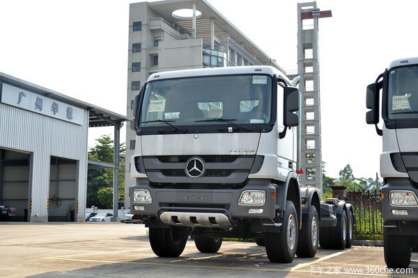 奔驰 Actros重卡 408马力 8X4 载货车(型号4141底盘)外观图（3/55）