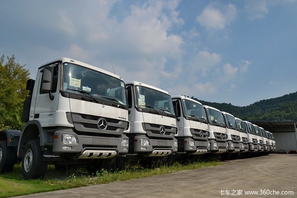 奔驰 Actros重卡 408马力 8X4 载货车(型号4141底盘)外观图