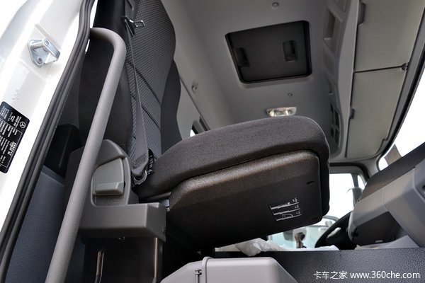 奔驰 Actros重卡 408马力 8X4 载货车(型号4141底盘)驾驶室图（53/60）