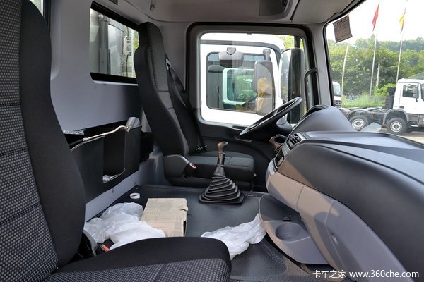 奔驰 Actros重卡 408马力 8X4 载货车(型号4141底盘)驾驶室图（52/60）