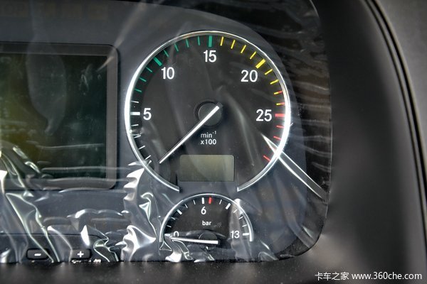 奔驰 Actros重卡 408马力 8X4 载货车(型号4141底盘)驾驶室图（17/60）