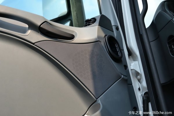 奔驰 Actros重卡 408马力 8X4 载货车(型号4141底盘)驾驶室图（3/60）