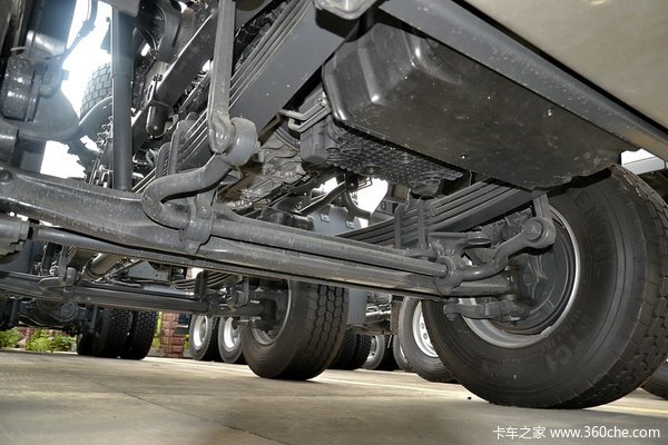 奔驰 Actros重卡 408马力 8X4 载货车(型号4141底盘)底盘图（1/74）