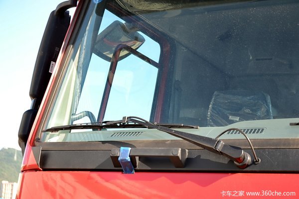 中国重汽 HOWO重卡 340马力 8X4 自卸车底盘(ZZ5437N4667D1)外观图（15/59）
