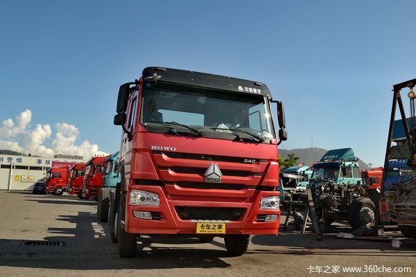 中国重汽 HOWO重卡 340马力 8X4 自卸车底盘(ZZ5437N4667D1)外观图（10/59）