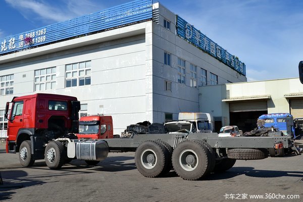 中国重汽 HOWO重卡 340马力 8X4 自卸车底盘(ZZ5437N4667D1)外观图（3/59）