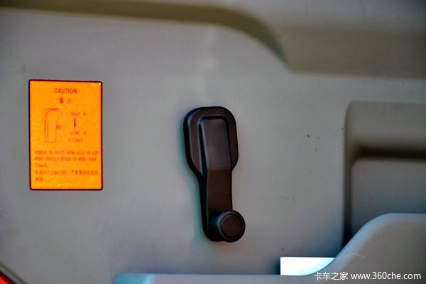 中国重汽 HOWO重卡 340马力 8X4 自卸车底盘(ZZ5437N4667D1)驾驶室图（2/41）