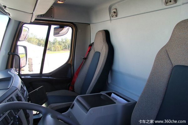沃尔沃 新FL系列 240马力 4X2 厢式载货车驾驶室图（63/98）