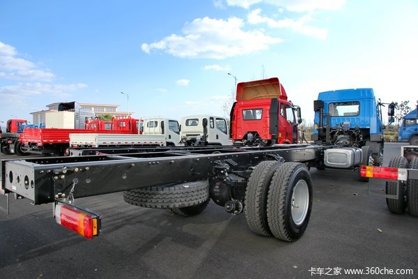 青岛解放 龙V中卡 220马力 6X2 载货车(底盘)(CA1250PK2L7T3E4A80)外观图（3/3）