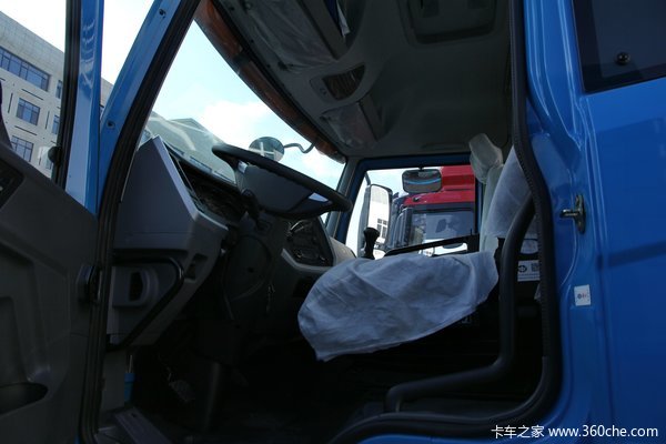 青岛解放 龙V中卡 220马力 4X2 CNG载货车(底盘)(CA5167CCYPK2L2NE5A80-1)驾驶室图（2/9）